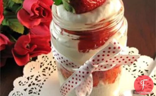 Cheesecake de morango em uma jarra