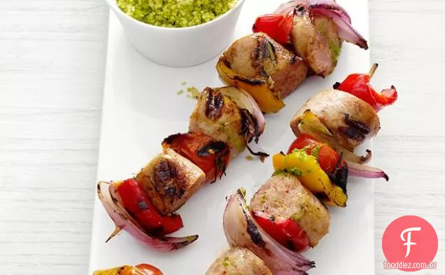 Espetos de linguiça e pimenta