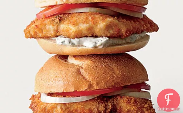 Sanduíches de peixe à milanesa com molho tártaro De Menta