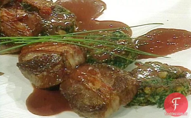 Bifes de lombo de carne embrulhados em Bacon com espinafre e bolos de queijo