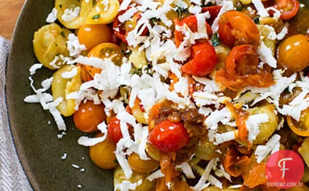 Orecchiette com tomate cereja, manjerona e ricota Salata