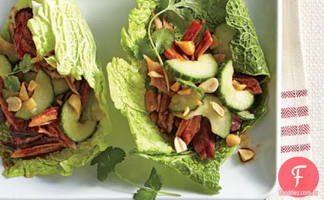 Repolho coreano envolve com salada de pepino doce e azedo