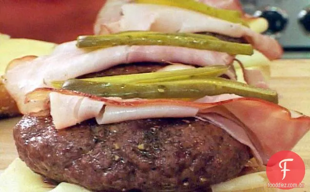 Hambúrgueres de estilo cubano na grelha