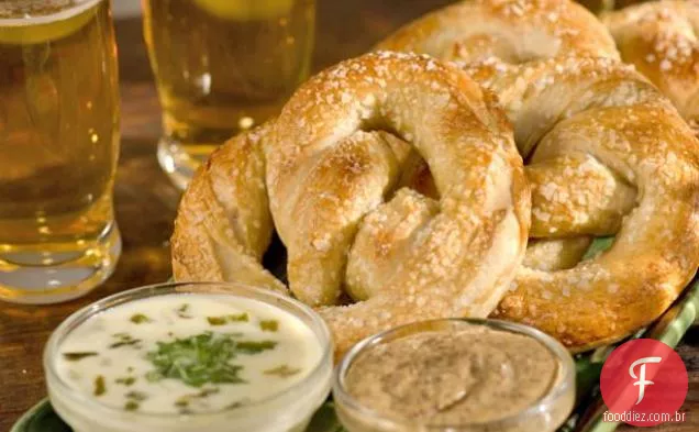 Pretzels macios com molho Queso Poblano e molho de mostarda