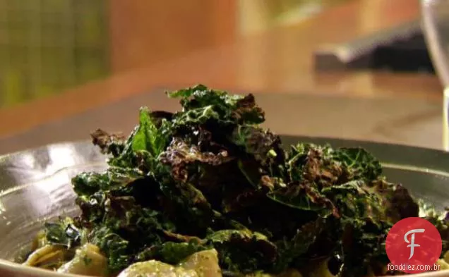 Pesto Toscano-Penne vestido com couve crocante com alho e Crostini de tomate grelhado