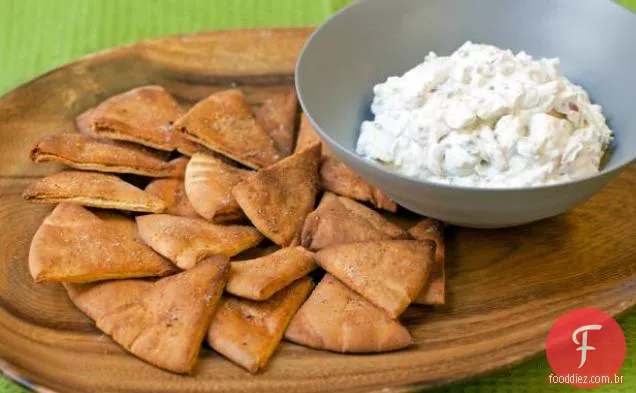 Batatas fritas assadas com molho de três cebolas carbonizadas