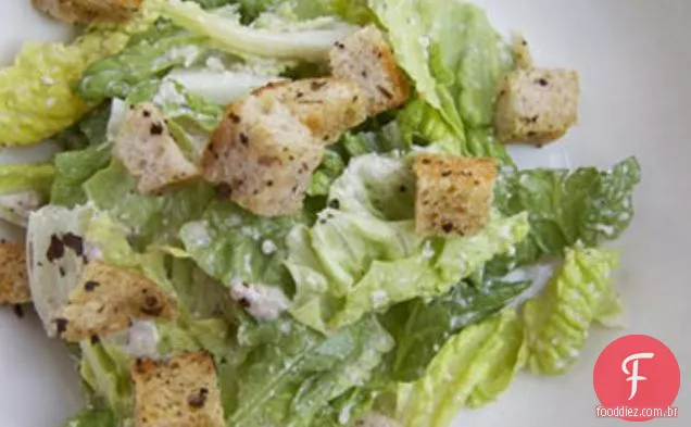 Un-caesar com croutons de alecrim e tomilho