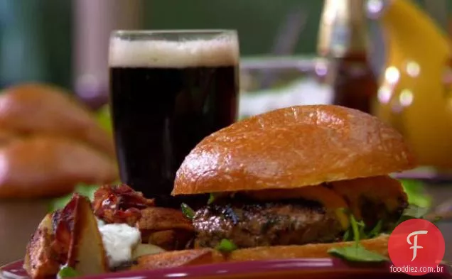Rarebit Smash hambúrgueres com batatas de Pub e molho de rábano