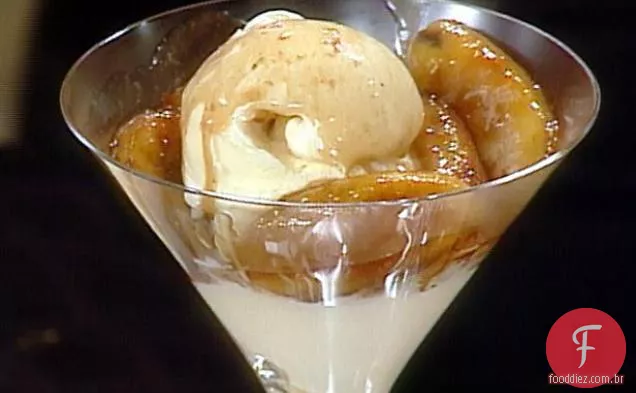 Sorvete de baunilha francês com Bananas salteadas e triângulos Phyllo