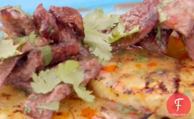 Costelas curtas grelhadas com abacaxi grelhado e abacaxi-molho Habanero
