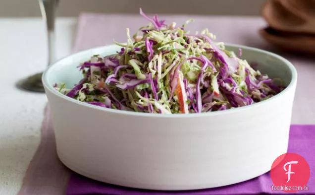 Repolho raspado e salada de Broto de Bruxelas