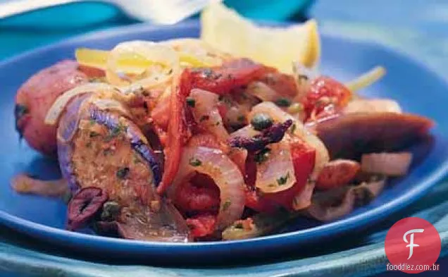 Berinjelas refogadas e batatas com tomates, alcaparras e azeitonas