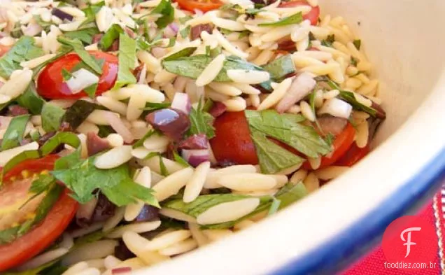 Salada Orzo Mediterrânea