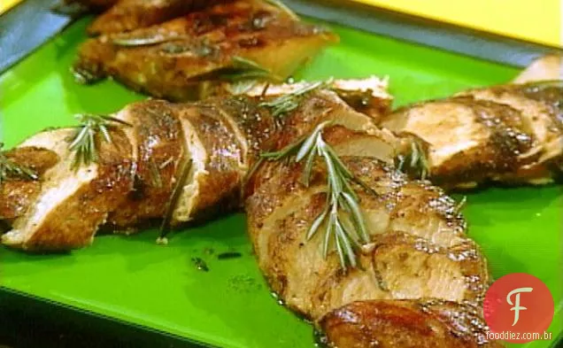Peito de frango com alecrim, manteiga marrom e Ravioli balsâmico, salada de espinafre quente com Pancetta e vinagrete doce