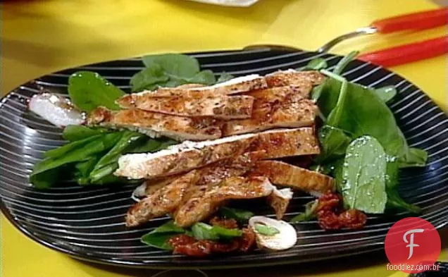 Costeleta de frango balsâmico sobre Salada De Espinafre com cogumelos, Bacon e molho de chalota quente