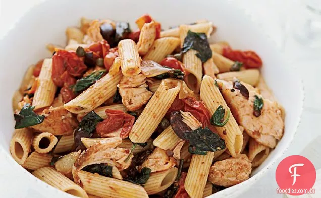 Penne com salmão Puttanesca