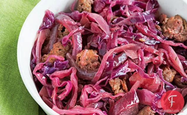 Repolho roxo com salsicha e maçãs