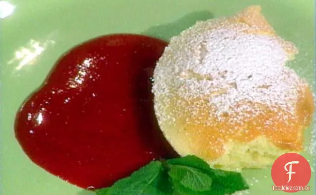 Bolo de Pudim de limão com Coulis de framboesa