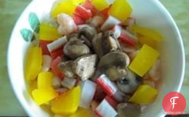 Salada de macarrão com caranguejo e camarão