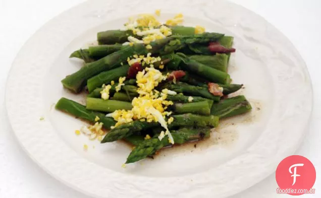 Salada de aspargos com ovo cozido
