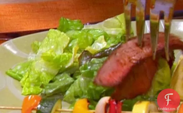 Salada de Folha Vermelha desfiada com vinagrete cremoso de Vinho Tinto