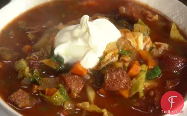 Kielbasa, sopa de batata e repolho
