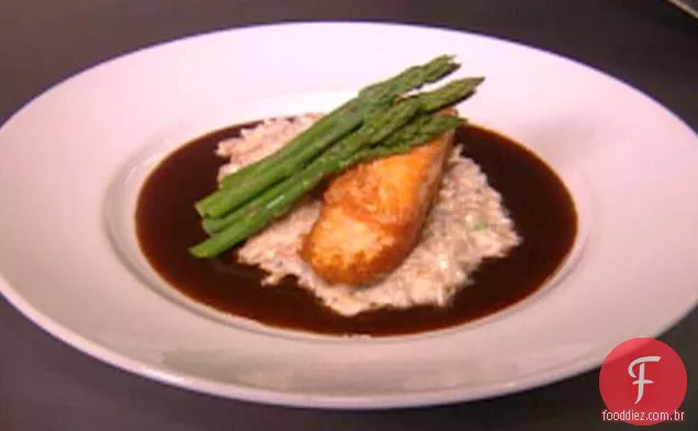 Salmão crocante com cogumelo Orzo e molho de Vinho Tinto