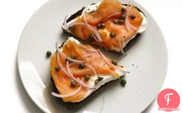 Torradas Com Iogurte E Salmão Defumado
