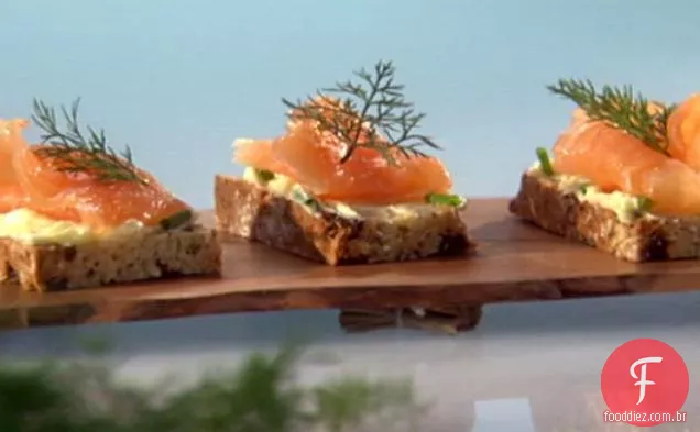Salmão defumado em pão de refrigerante Irlandês com manteiga de Cebolinha