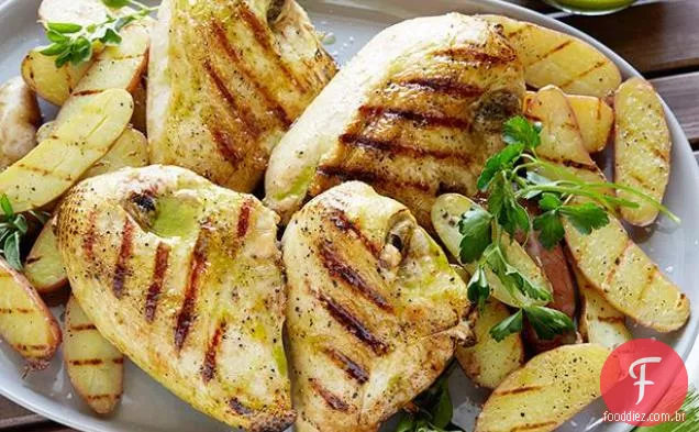 Frango grelhado com alho assado-vinagrete de orégano e batatas grelhadas