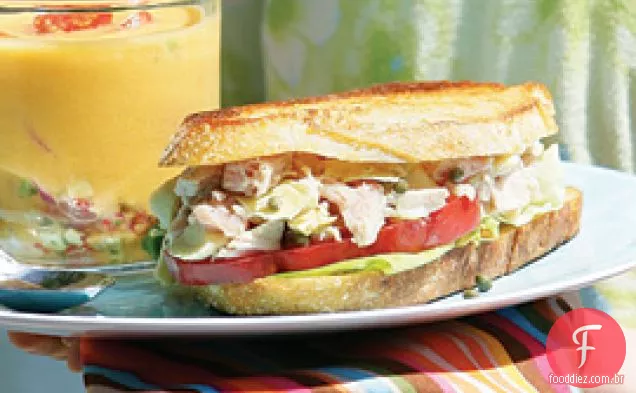 Sanduíches De Salada De Alcachofra E Alcaparras De Limão E Atum