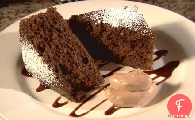 Bolo de Chocolate super úmido com cobertura de chocolate e canela