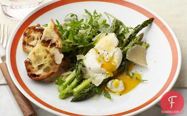 Espargos grelhados com ovo escalfado, Parmigiano e raspas de limão