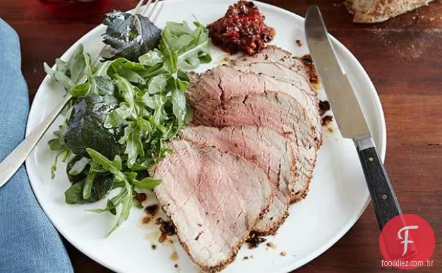 Lombo de carne assada com pimenta assada e molho de Azeitona Preta