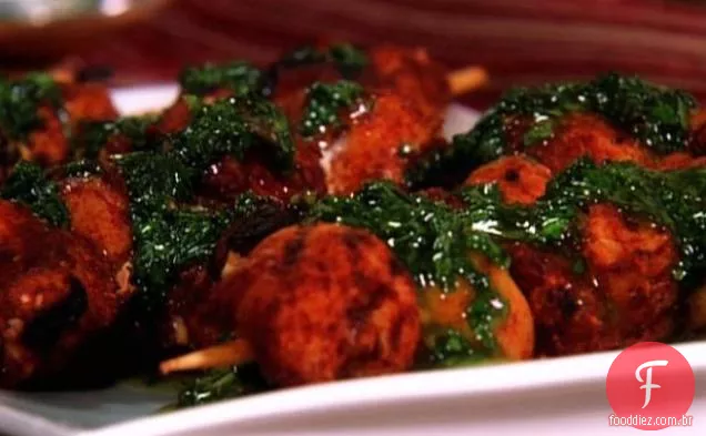 Espetos de frango marroquinos com molho de ervas