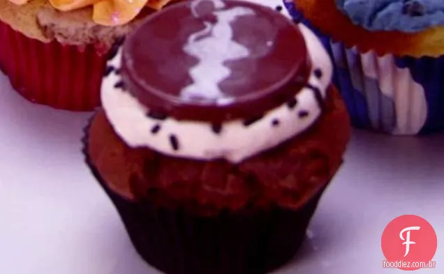 Cupcakes de Chocolate com cobertura de caramelo salgado e recheio de Chocolate Fudge