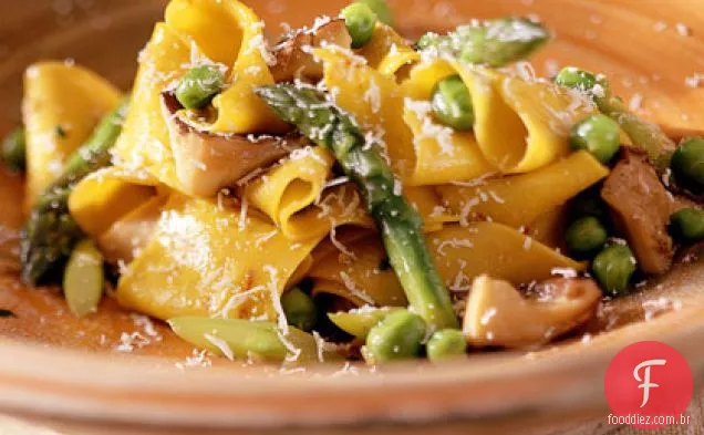 Massa Pappardelle caseira com cogumelos, ervilhas e aspargos