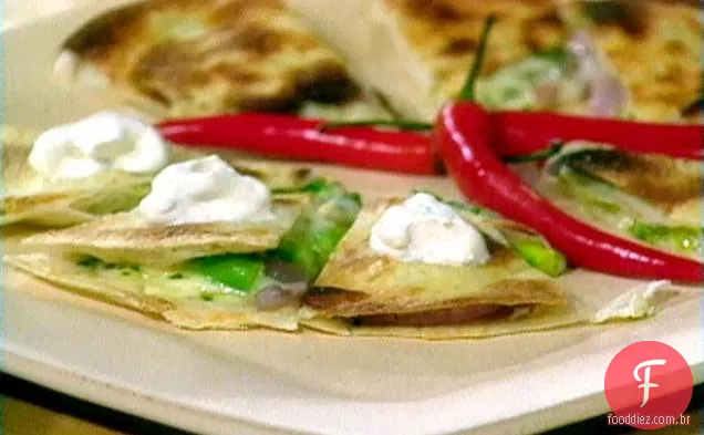 Espargos assados e Quesadillas de cebola vermelha