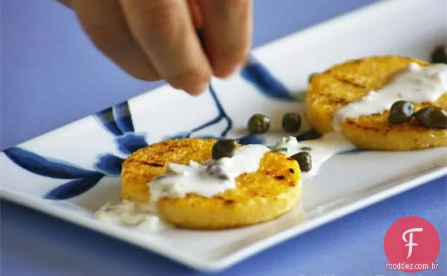 Polenta Grelhada Com Um Queijo Cremoso De Ricota De Cabra Com Alcaparras De Limão S