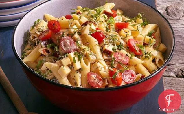 Salada de macarrão picante com Gouda defumado, tomate e manjericão