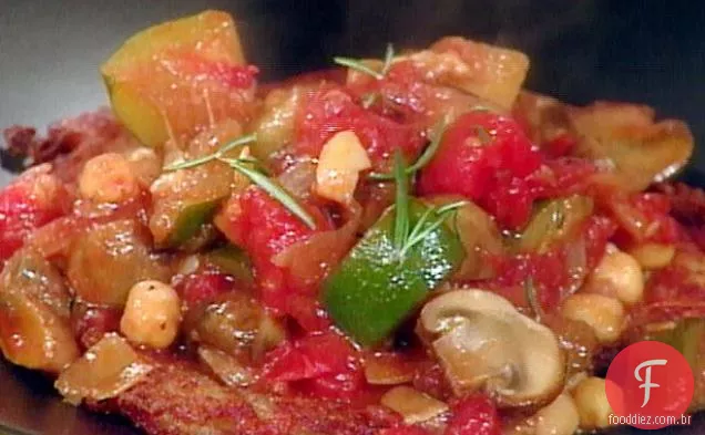 Ensopado de legumes com panquecas de batata e queijo