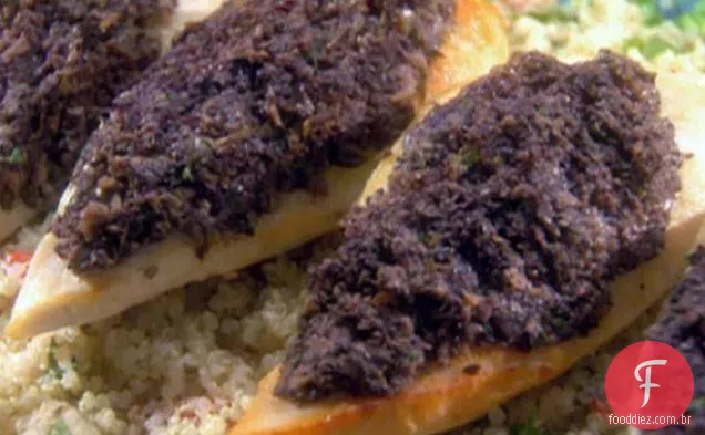 Azeite Tapenade Crusted frango e Quinoa com alho assado, pimentas vermelhas assadas e manjericão