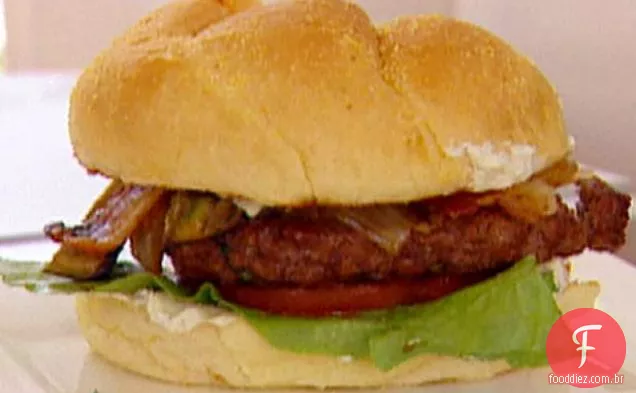 Hambúrgueres grelhados de abacate B-L-T da Califórnia com cebola Chipotle caramelizada