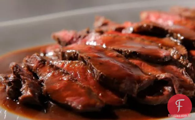 Bife de ferro liso com molho Cabernet