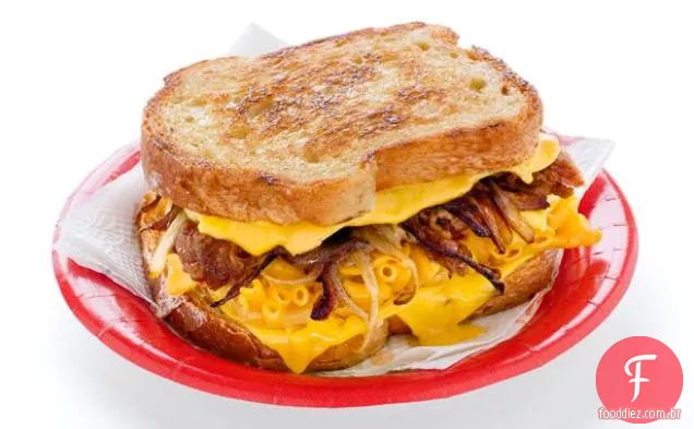 Mac grelhado e queijo com carne de porco puxada