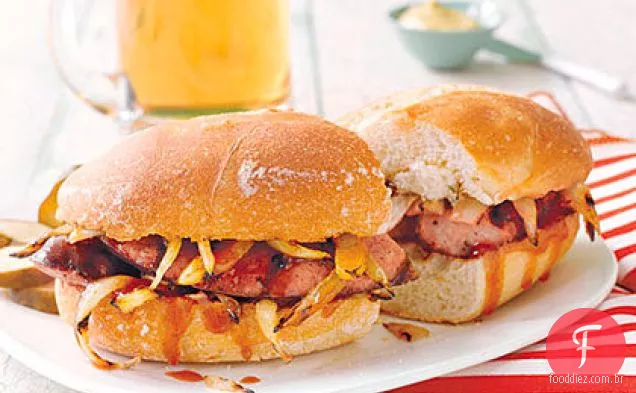 Sanduíches de Kielbasa e cebola grelhados