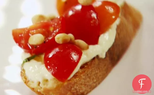 Tomate Crostini com queijo feta batido