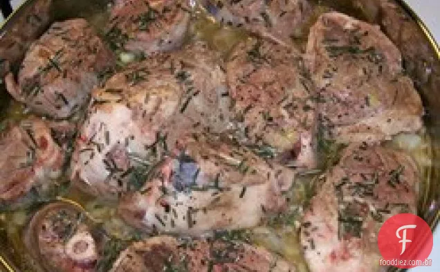 Pernil de cordeiro refogado em vinho branco com alecrim