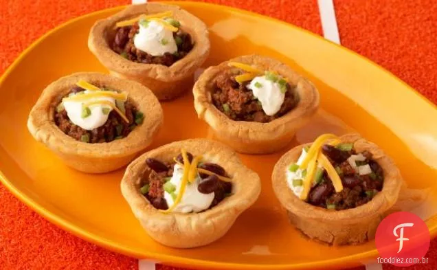 Chili em uma tigela de biscoito