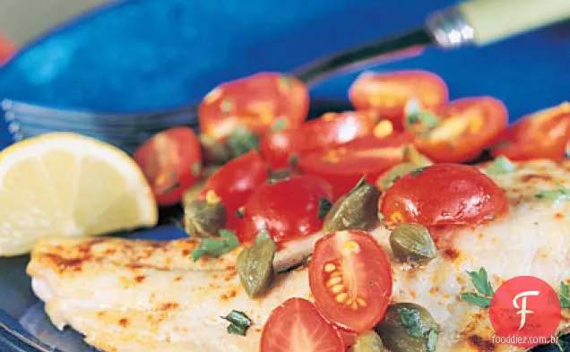 Snapper com cobertura de tomate-alcaparra